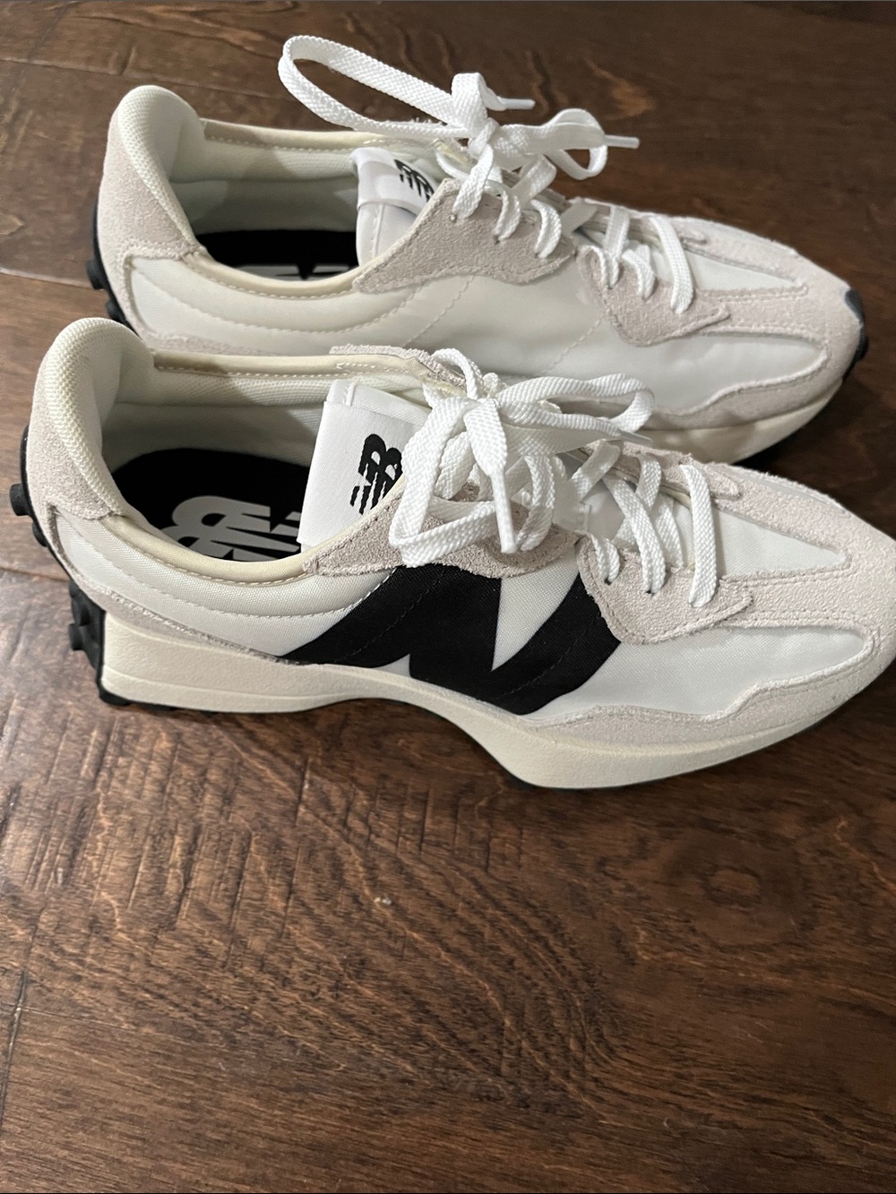 NWOT or box New Balance White Black Retro-Inspired Trainer - Picture 2 of 12